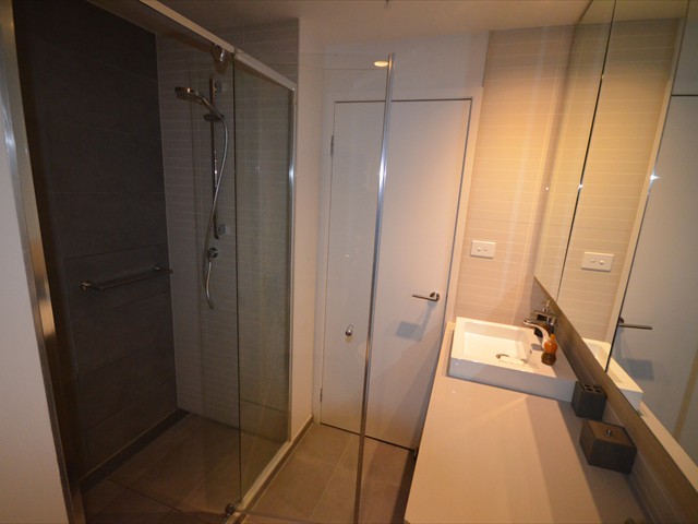 EDEN: Modern bathroom with spacious walk-in shower 1200 x 90cm Monsoon Rain shower